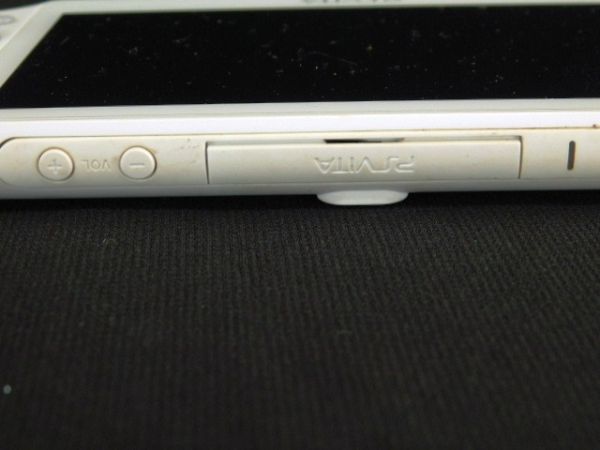 K800★SONY PSVITA プレイステーション ヴィータ PCH-2000 ホワイト系 PlayStation ゲーム TVゲーム 未確認ジャンク★送料550円〜_画像5