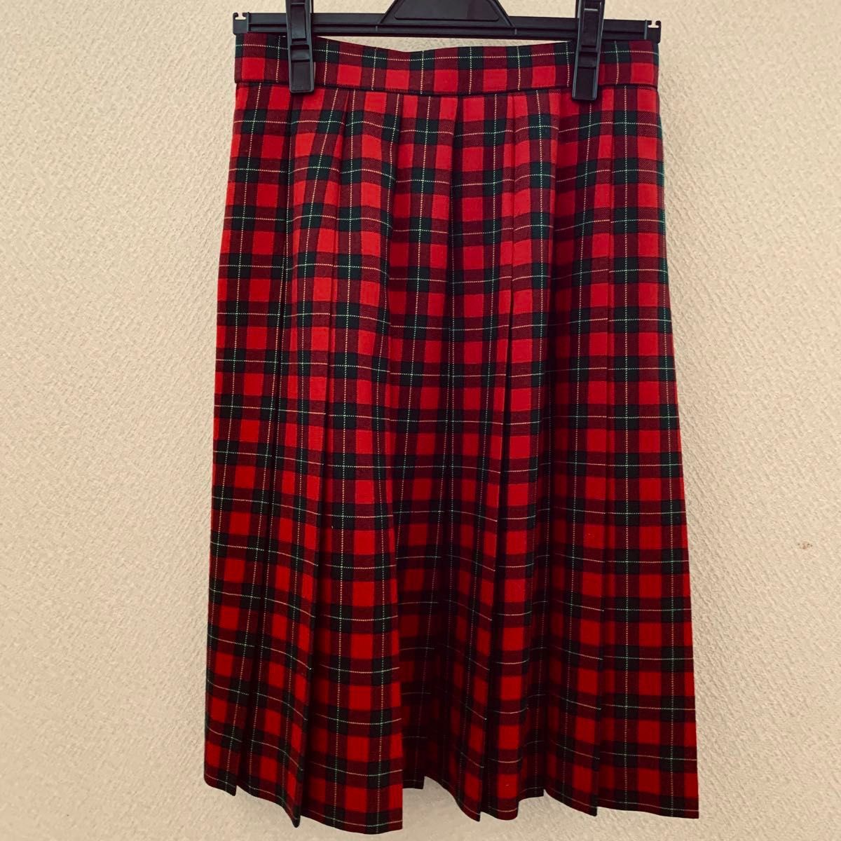 美品】赤 チェック プリーツ スカート 膝丈 古着 ウール W66 美品】赤 チェック プリーツ スカート 膝丈 古着 ウール W66