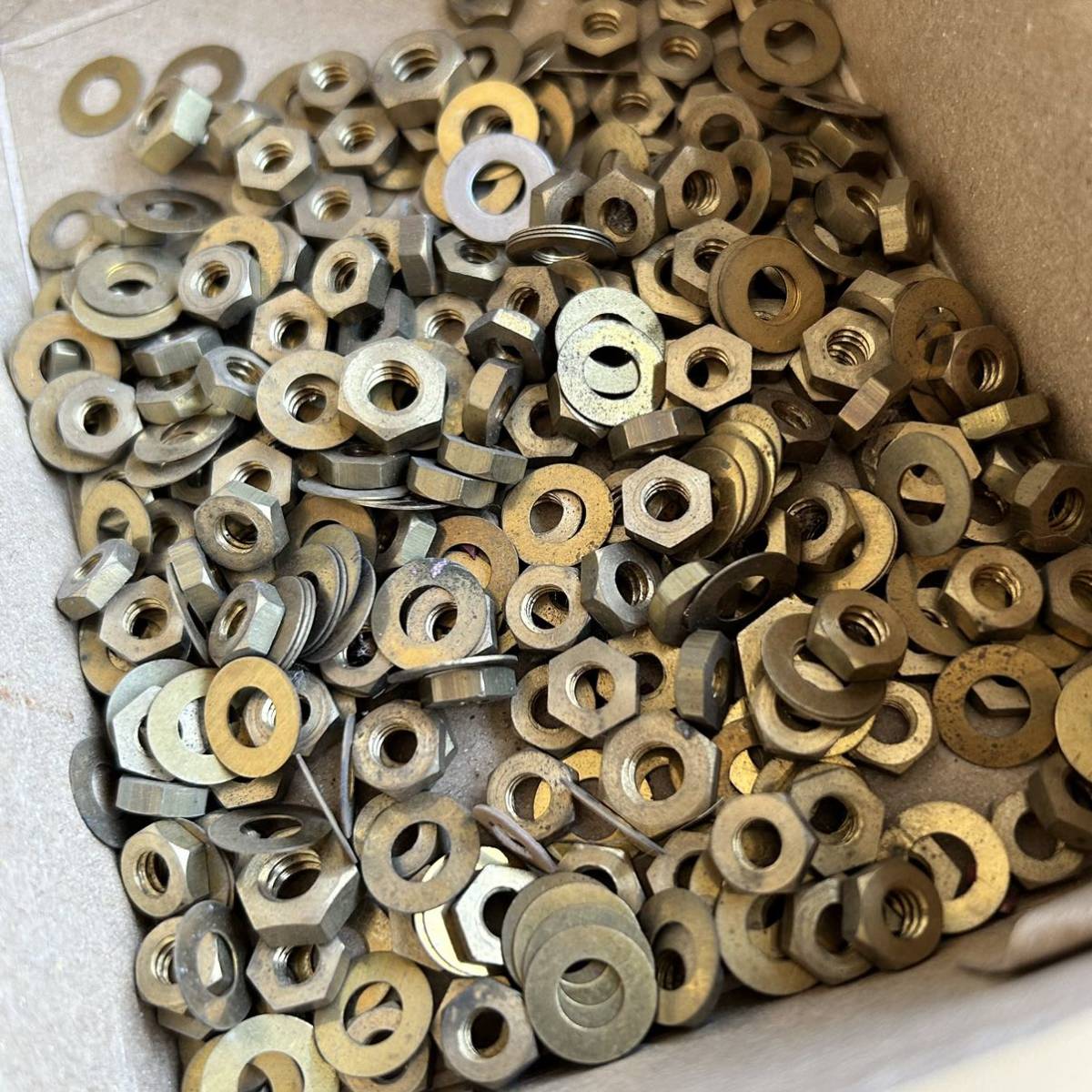 ★未使用★真鍮ナット 座金 約183gまとめ 1/4 (5/16約4点入) BRASS NUTS 工事用材料 ゴールド 真ちゅう_画像1