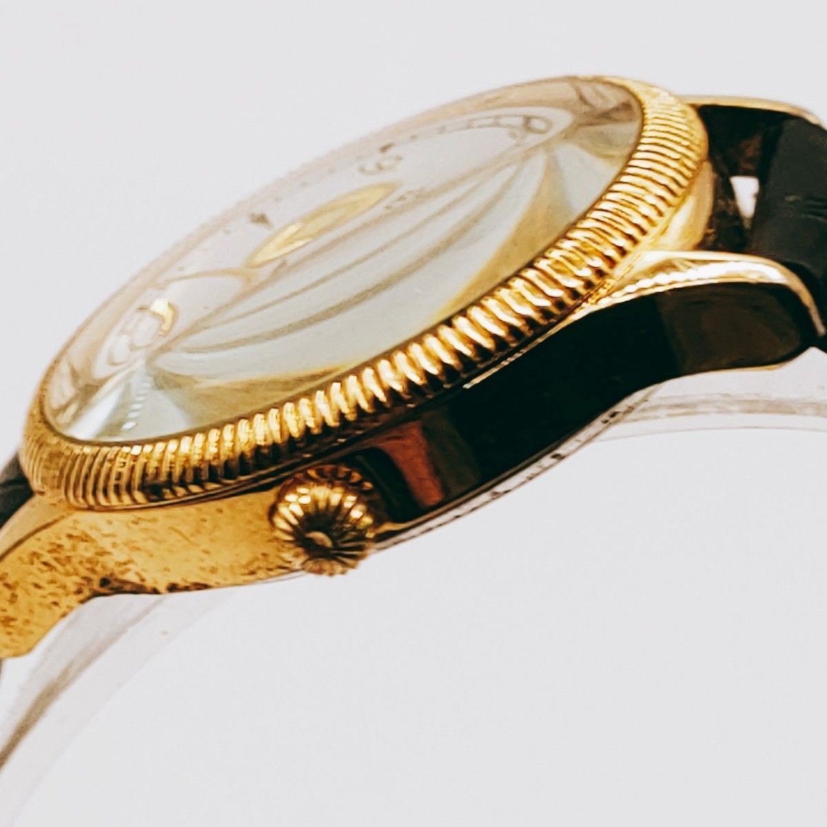 #122 【レトロ】腕時計 アナログ 3針 白文字盤 ゴールド基調 鷹 鳥　時計トケイとけい　アクセサリー　ヴィンテージ レトロ