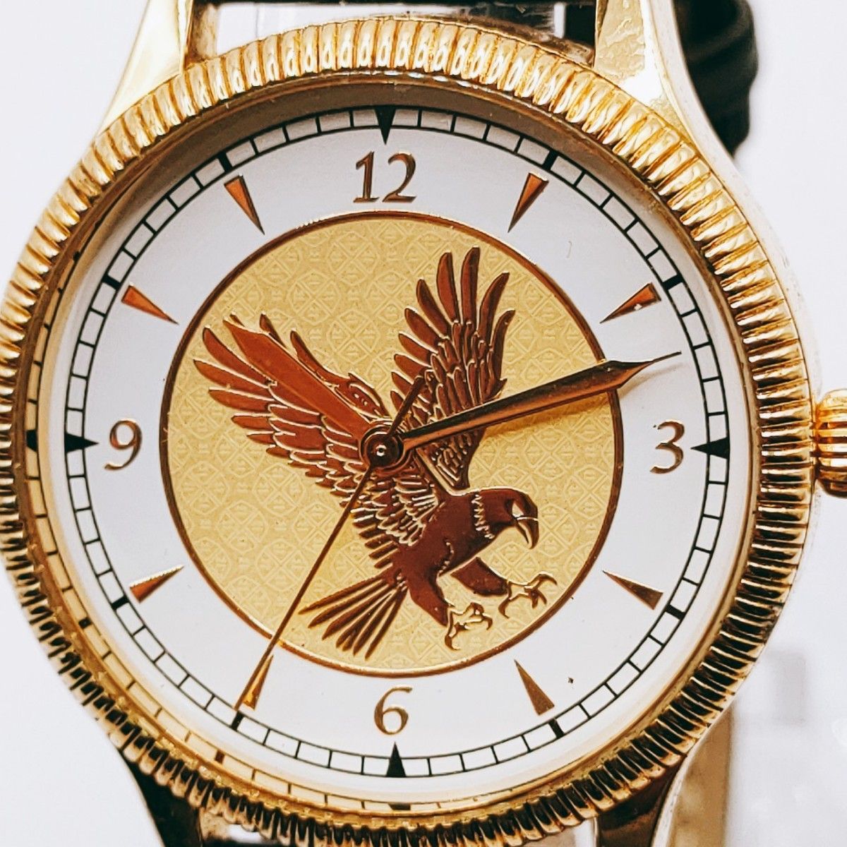 #122 【レトロ】腕時計 アナログ 3針 白文字盤 ゴールド基調 鷹 鳥　時計トケイとけい　アクセサリー　ヴィンテージ レトロ