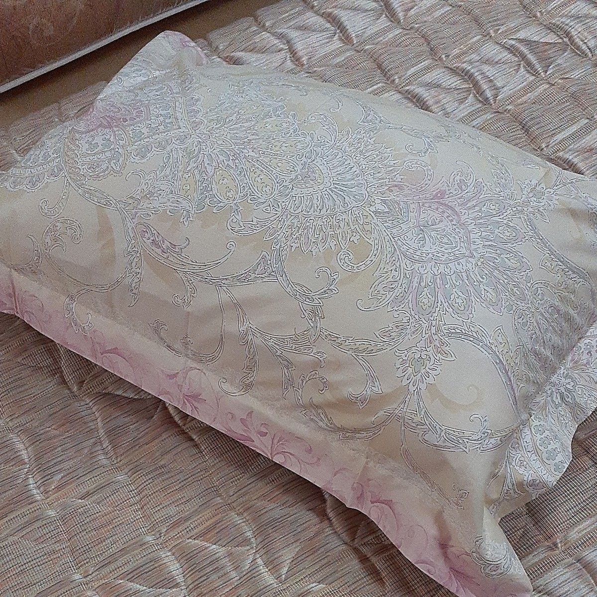 枕カバー　ピロケース　43×64cm　羽毛ふとん用60サテン生地使用　ピンク系　フリル付き　ファスナー式　綿100%　日本製