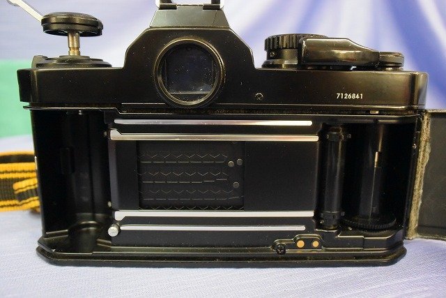 ★j☆☆NIKON FM2 フィルム一眼レフカメラ　フラッシュ・レンズ3本・バッグ・他小物　※ジャンク扱い_画像3