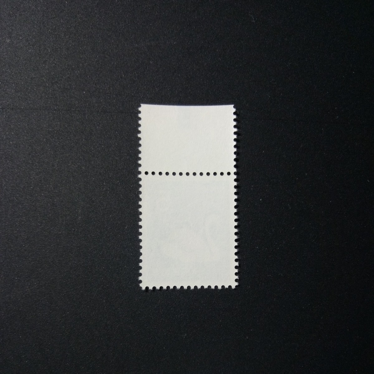 カラーマーク付き普通切手　　　　　コブハクチョウ新動植物国宝図案切手　1967年シリーズ　カラーマーク上_画像2