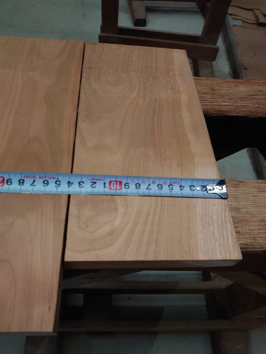 山桜　No.240125-E　無垢　乾燥材　板（長さ300～350㎜ｘ幅140㎜ｘ厚み20㎜）2枚　木材　DIY　棚板　小物作りに_画像2
