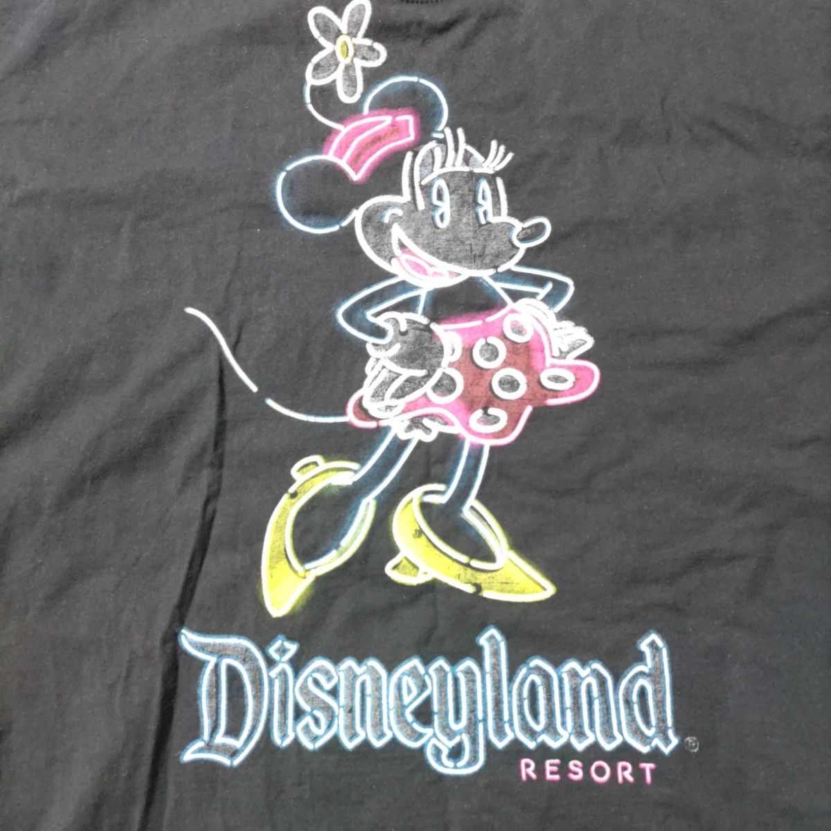 ミッキー・マウスデザインのネオン柄、カラフルな黒のシャツ