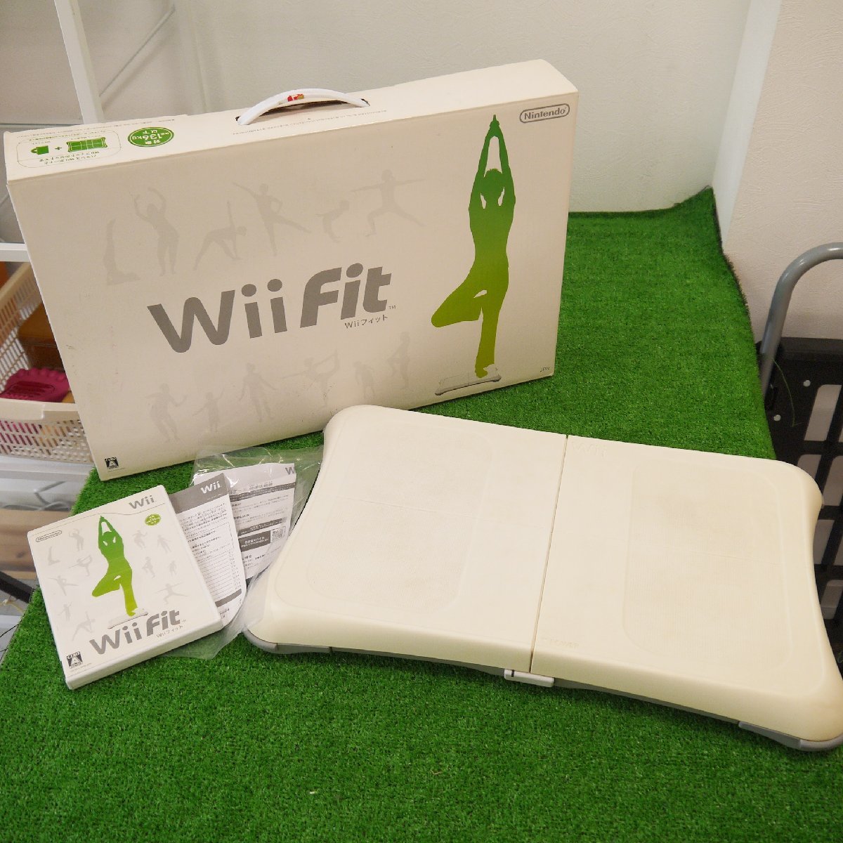 ジャンク品・保管品 任天堂 Nintendo Wii RVL-001 本体3台 白 黒 Wii Fit バランスWiiボード Wii用ゲームソフト 他 まとめて 動作未確認_画像5