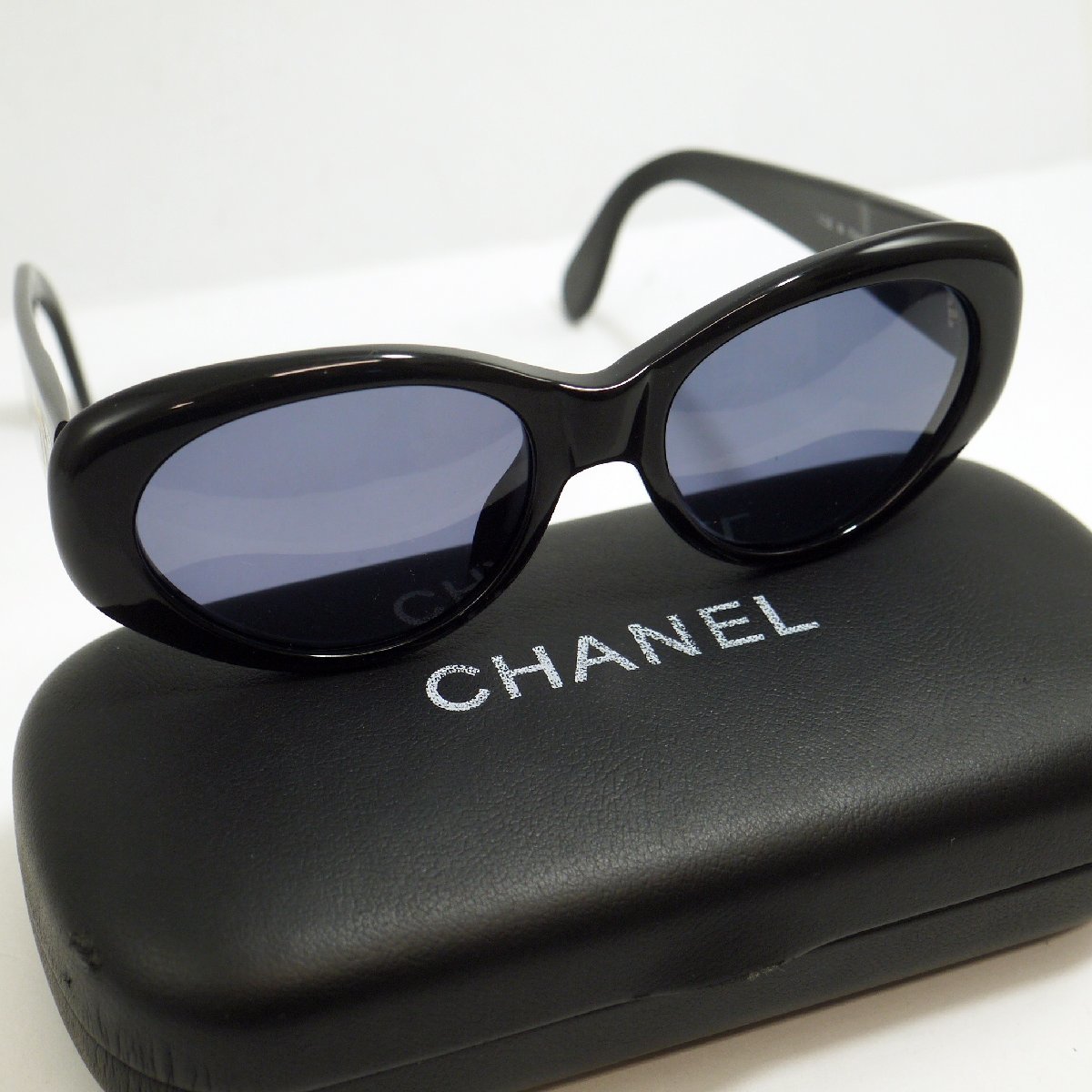 定形外送料無料 USED品・保管品 CHANEL シャネル サングラス 05974 94305 プラスチックフレーム ブラック ココマーク ケース付き_画像1