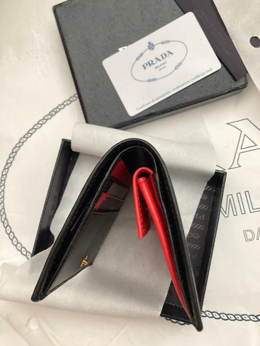 新品 プラダ 折り財布 ロゴ 2つ折り 財布 ブラック&レッド 新品 プラダ 折り財布 ロゴ 2つ折り 財布 ブラック&レッド