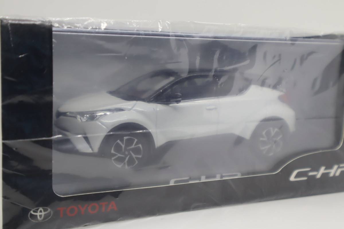 J0919 T ☆1/30 トヨタ　C-HR 非売品　ミニカー　カラーサンプル　２NA　ブラックｘホワイトバールクリスタルシャイン 未使用_画像2