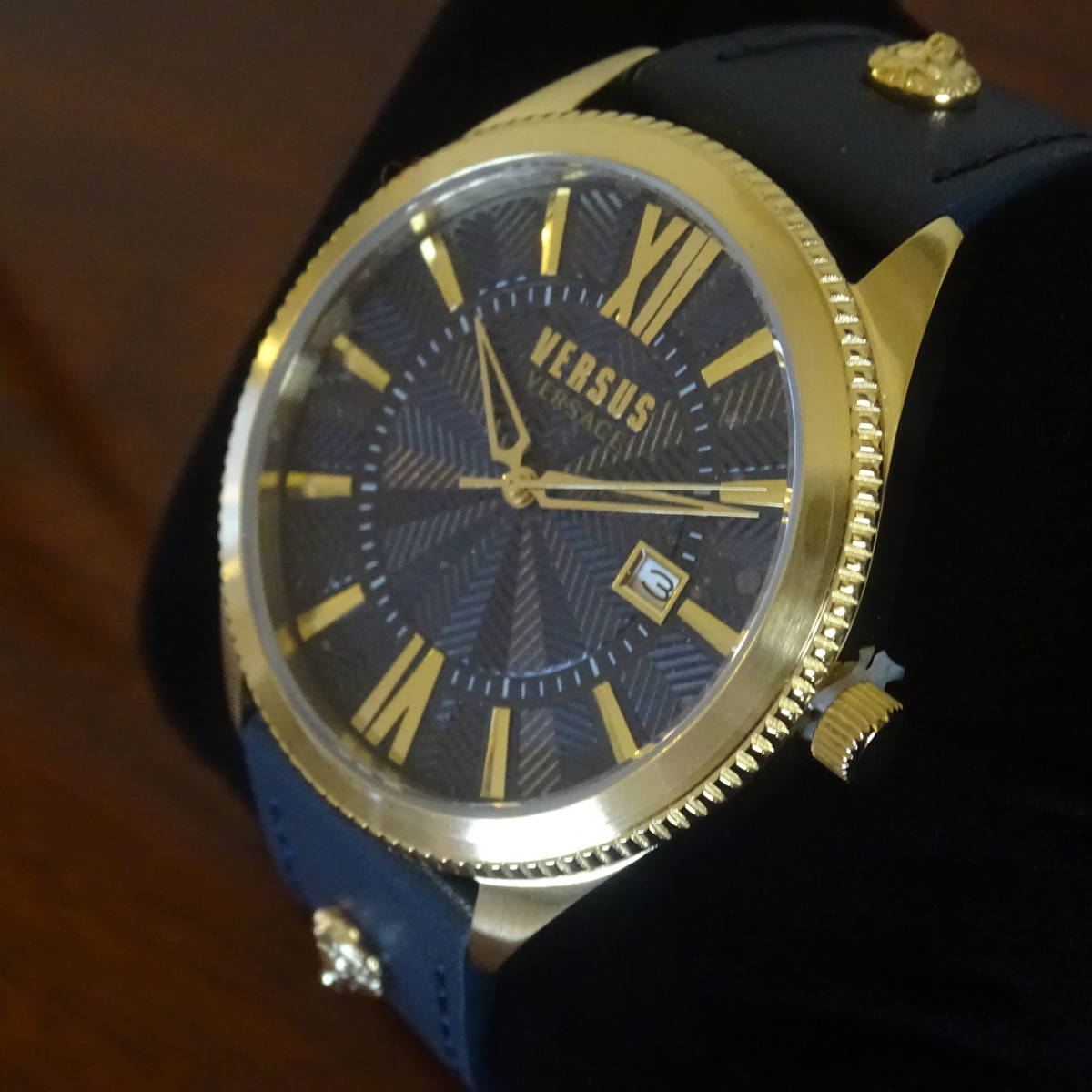 ... год     новый  часы    ！　...Versus... стойки  　 мужской  кварцевый 　 золотой  кейс 　 черный ...　 ремень  на  золотой    ...   