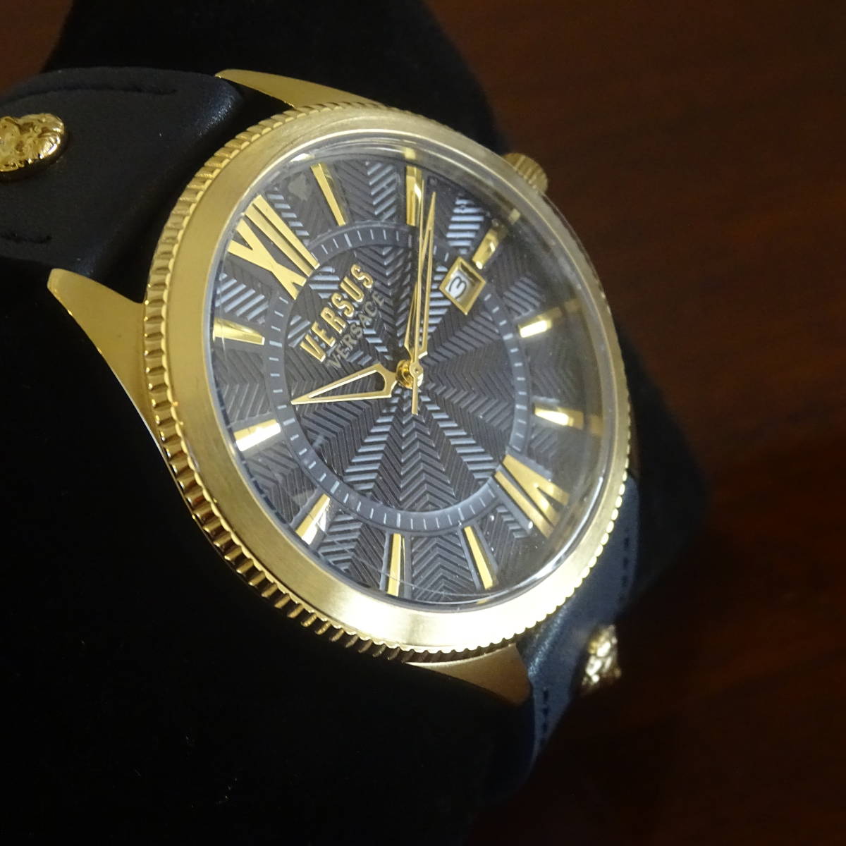 ... год     новый  часы    ！　...Versus... стойки  　 мужской  кварцевый 　 золотой  кейс 　 черный ...　 ремень  на  золотой    ...   