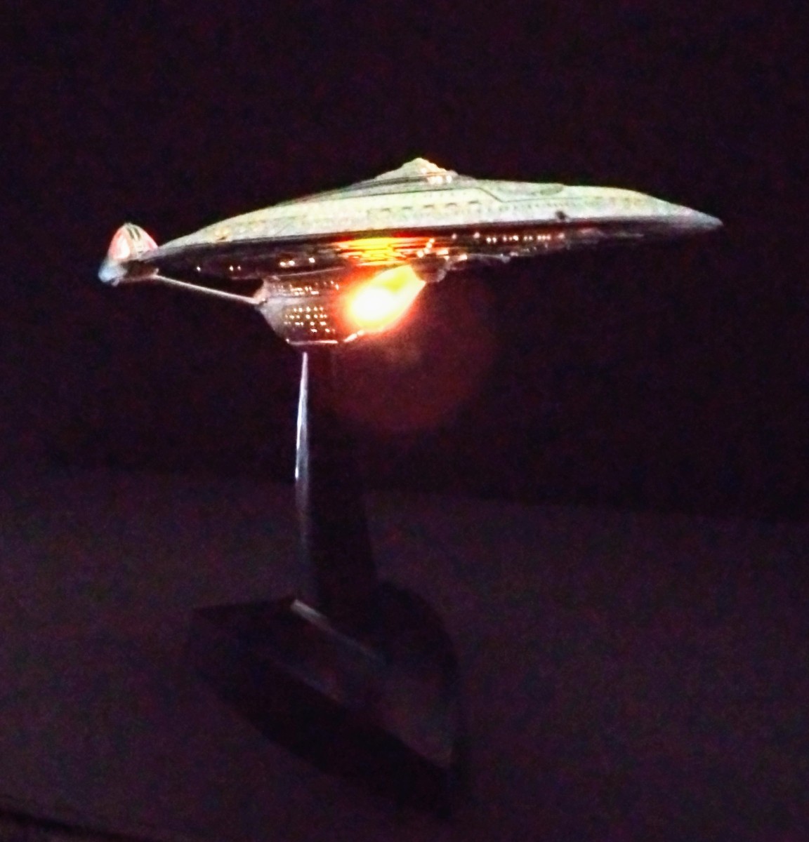 　スタートレック「 U.S.S.エンタープライズ NCC-1701-E 」 STAR TREK.バンダイプラモデル:1/1700.塗装済完成品 .説明書・箱付き.2003年_画像4