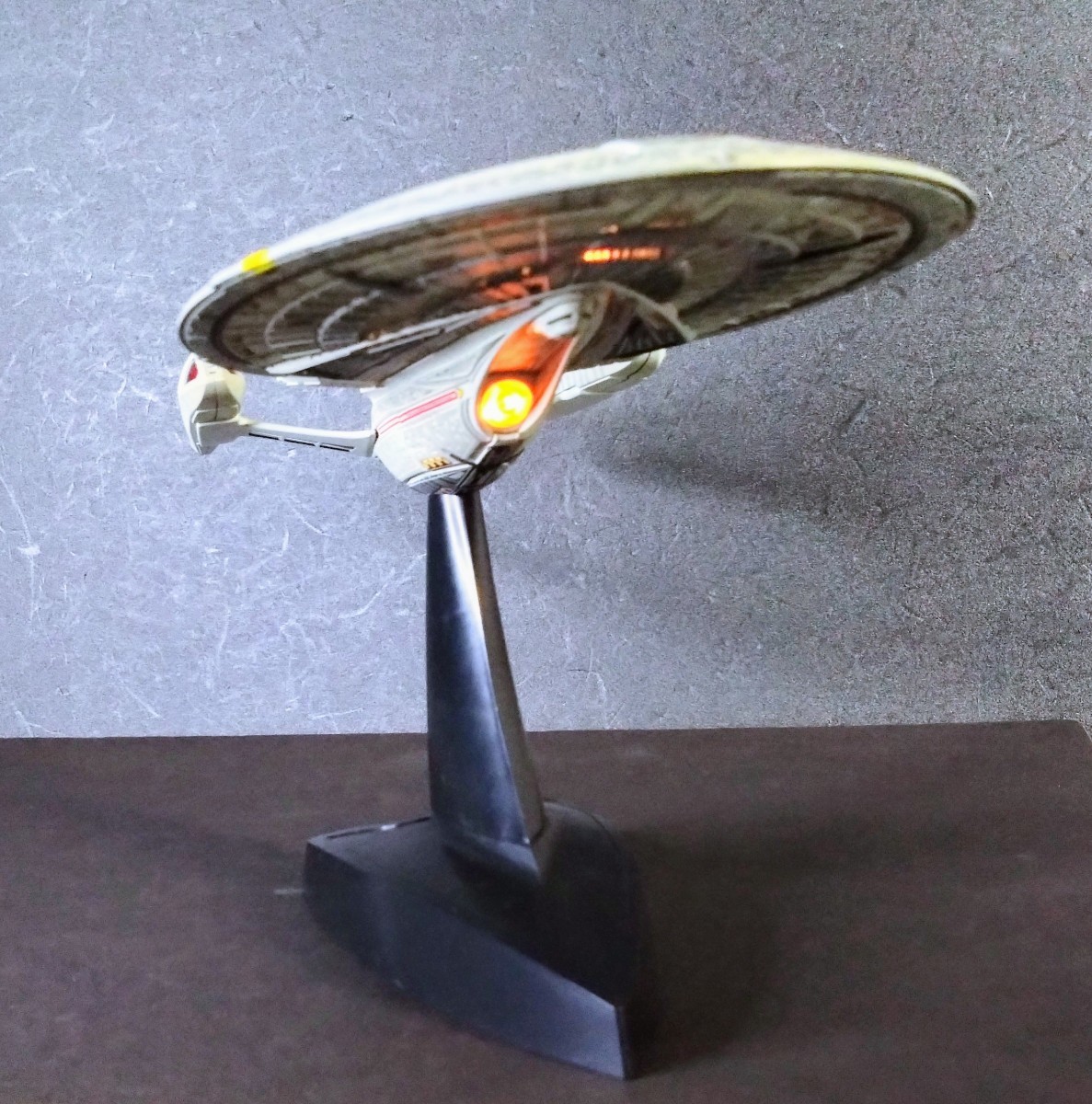 　スタートレック「 U.S.S.エンタープライズ NCC-1701-E 」 STAR TREK.バンダイプラモデル:1/1700.塗装済完成品 .説明書・箱付き.2003年_画像5