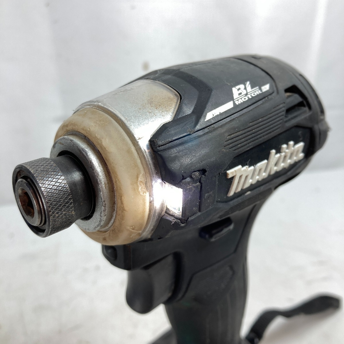 ＊＊ MAKITA マキタ 14.4V 充電式インパクトドライバ (バッテリ2個・充電器・ケース付） TD162DRGXB ブラック やや傷や汚れあり_画像4