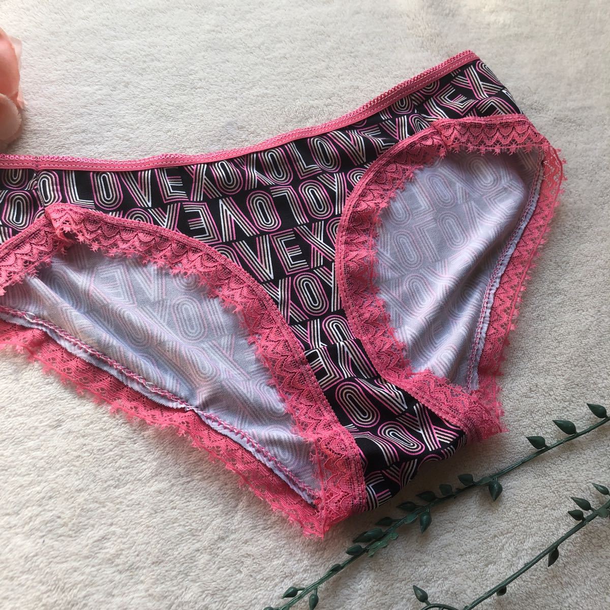 新品 　エロ可愛い　ブラック　ピンク　ロゴ　愛される予感　セクシー　魅力的 ギャル　ショーツ　パンツ　下着　ビキニ　スタンダード　_画像2