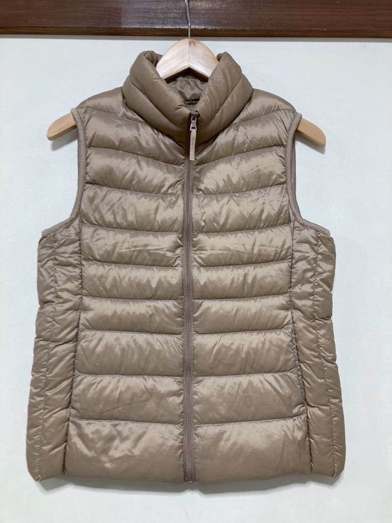 re1279 UNIQLO Uniqlo light down down vest M lady's light brown light weight down compact down inner down 