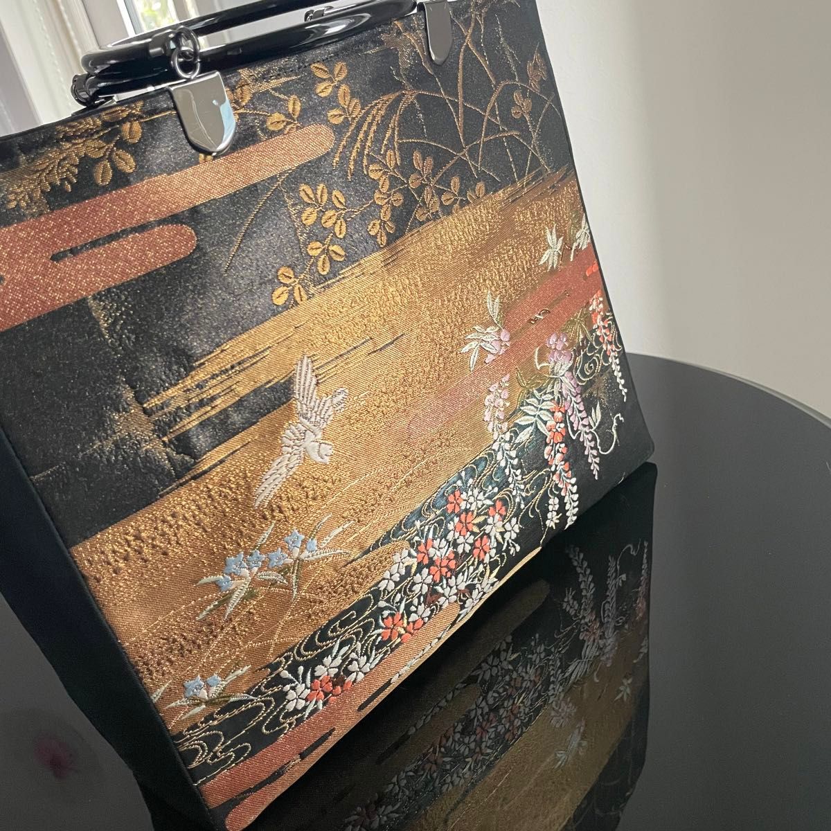 帯リメイクバッグ　本金箔　漆黒地に鶴と花々　綿入りふかふか和装バッグ　A4サイズ
