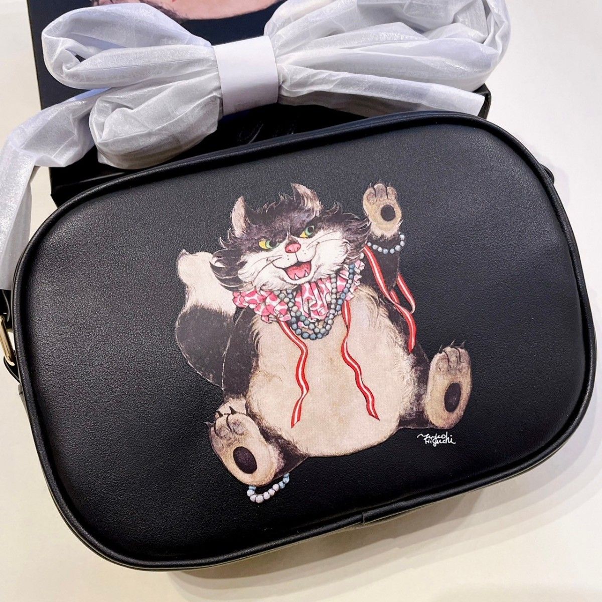 ヒグチユウコ ルシファー ショルダーバッグ ディズニーストア ヒグチユウコ ルシファー ショルダーバッグ ディズニーストア