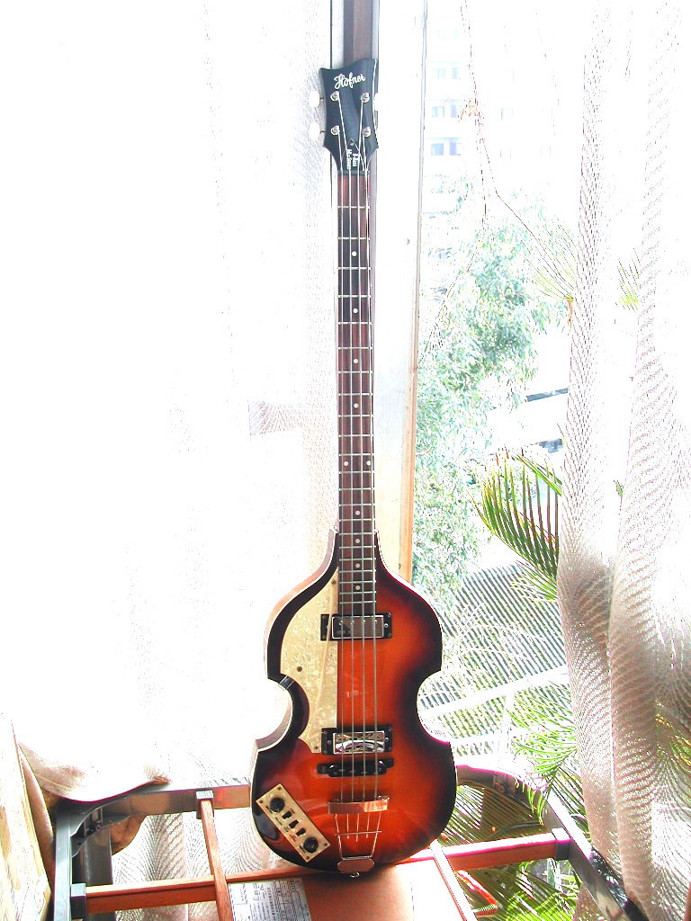 バイオリンベース「Hofner IGNITION BASS LH SB」レフティ左利き用/ヘフナー ポール マッカートニーLEFTY谷口楽器Left Hand/まだまだ美品!!_PG部分の線はフィルムのめくれ。