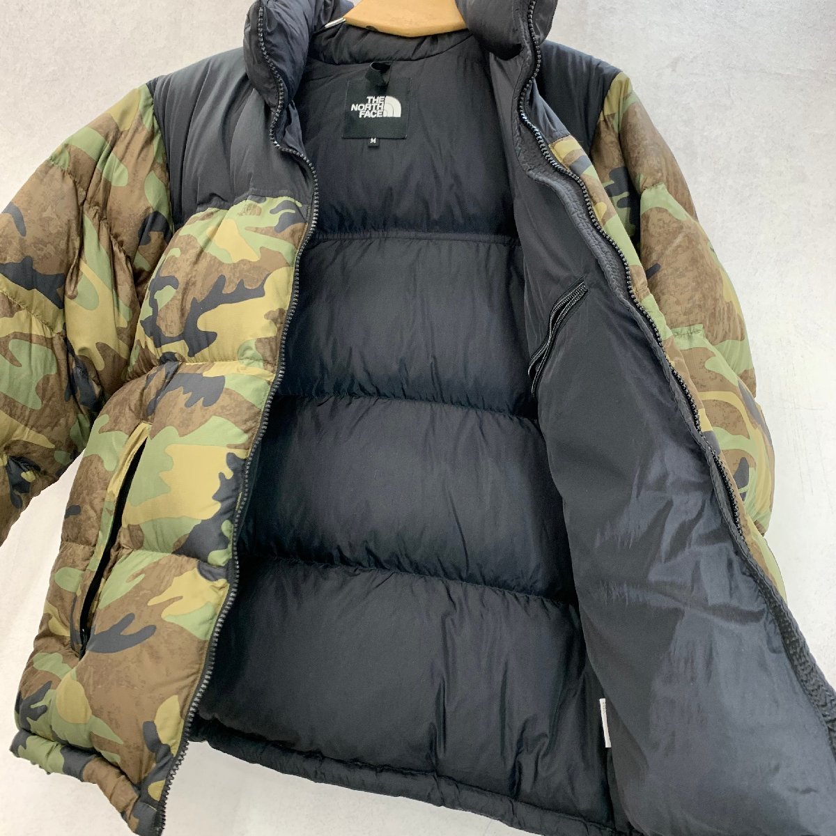 美品 THE NORTH FACE ノースフェイス ND92235 Novelty Nuptse Jacket ノベルティー ヌプシ ジャケット メンズ アウター ダウン M 迷彩 カモ_画像4