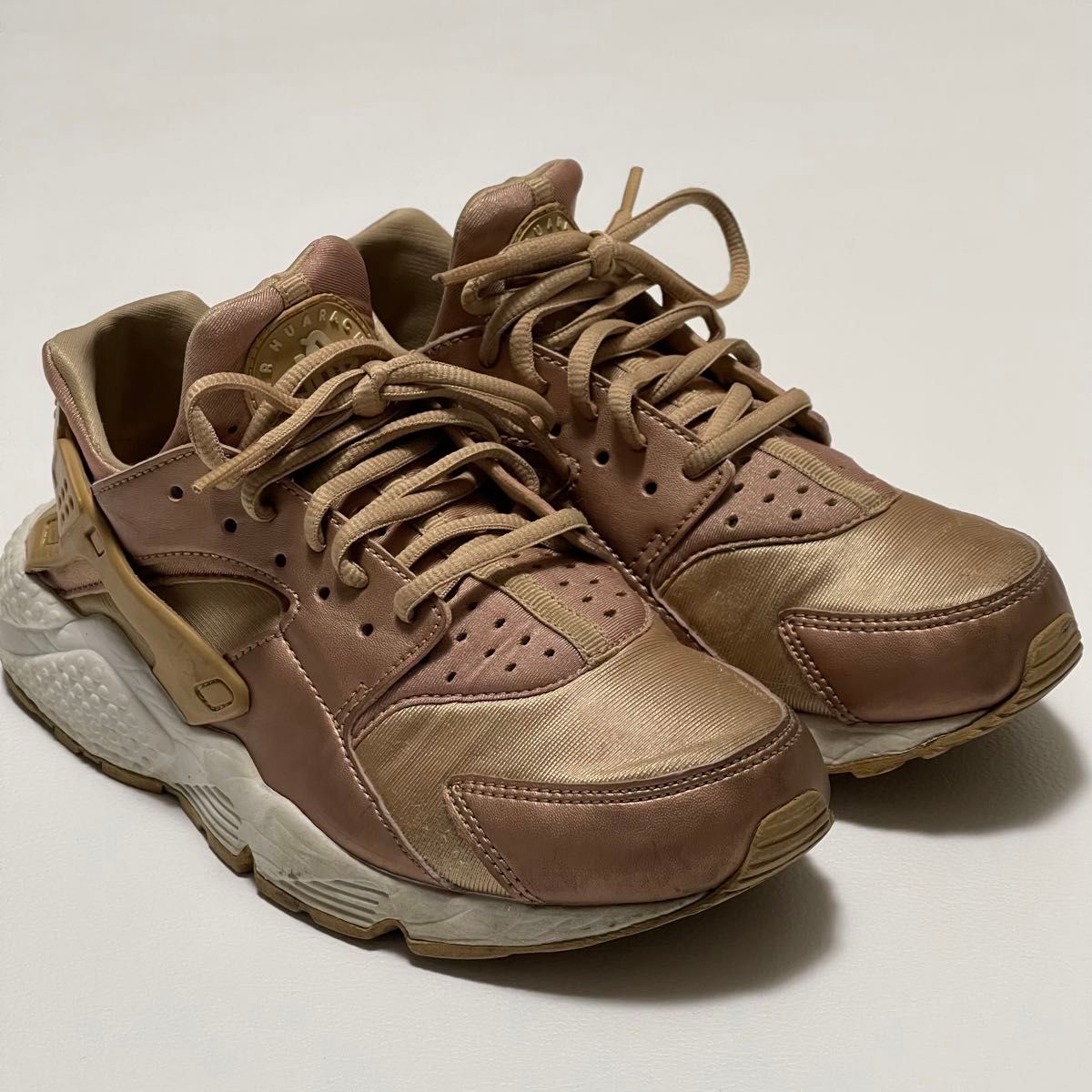 24.0 NIKE　ナイキ　WMNS AIR HUARACHE RUN SEエア　ハラチ　ラン　ROSE GOLDレディース