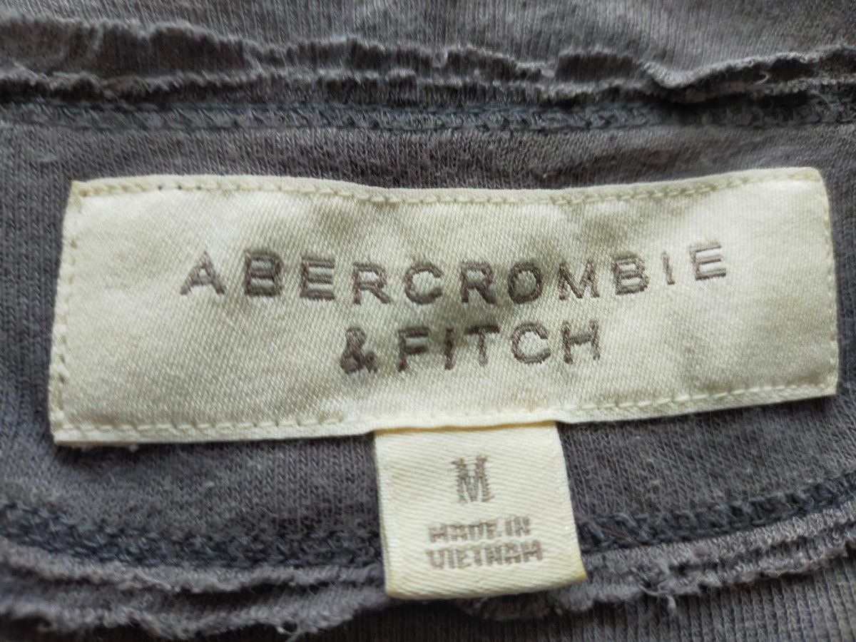 abercrombie & Fitch アバクロ 正規店での購入品です。半袖 グレー　レディース　　　ヘンリーネック半袖シャツ