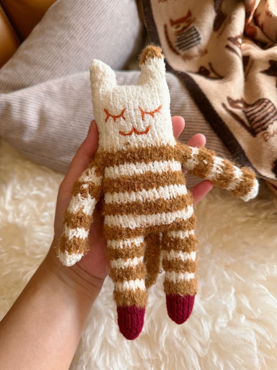 棒針編みの編みぐるみ　柔らかい　癒し系 のんびり　ゆったり　ネコちゃん