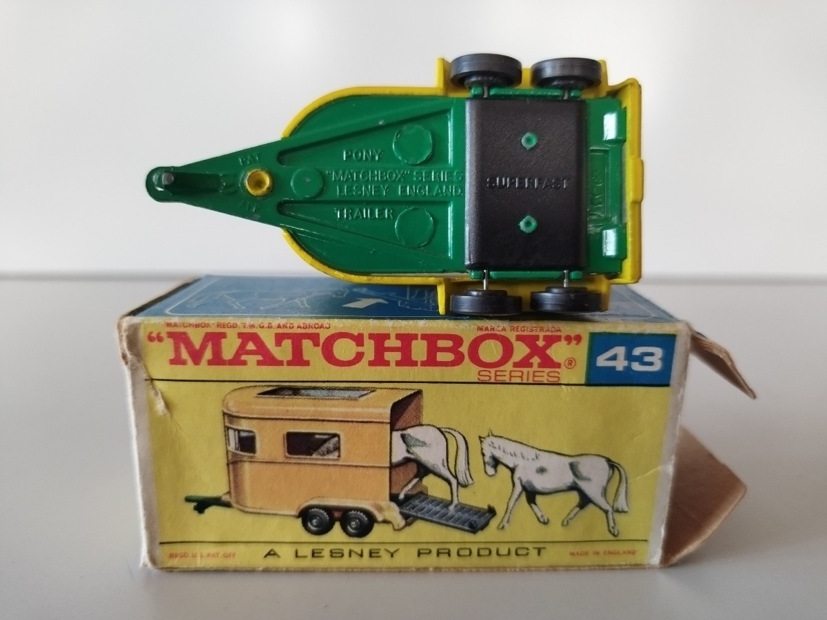 MATCHBOX/PONY TRAILER/ Matchbox /po knee trailer / box damage equipped that time thing 