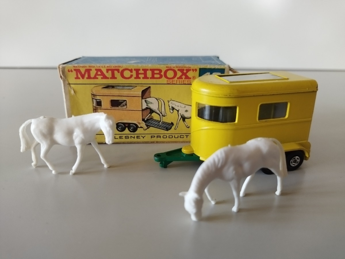 MATCHBOX/PONY TRAILER/ Matchbox /po knee trailer / box damage equipped that time thing 