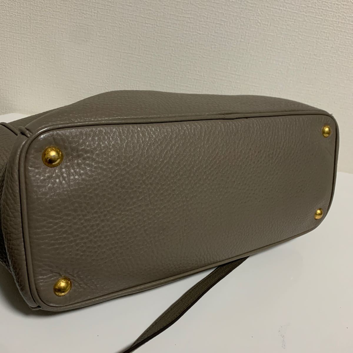 美品　PRADA プラダ　レザー　2way ハンドバッグ　金ロゴ　グレー　ギャランディカード付き_画像3