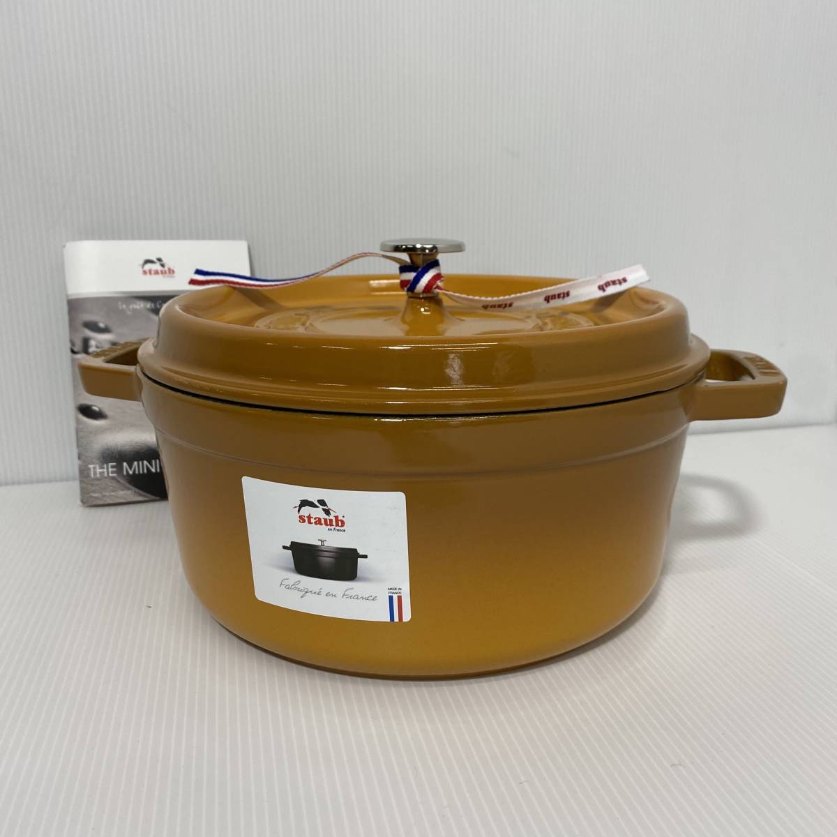 ストウブ（staub） ココット ラウンド 24㎝ 未使用美品　希少廃盤色！マスタードカラー　キャンプ/アウトドア　ダッチオーブン代わりにも！_画像1