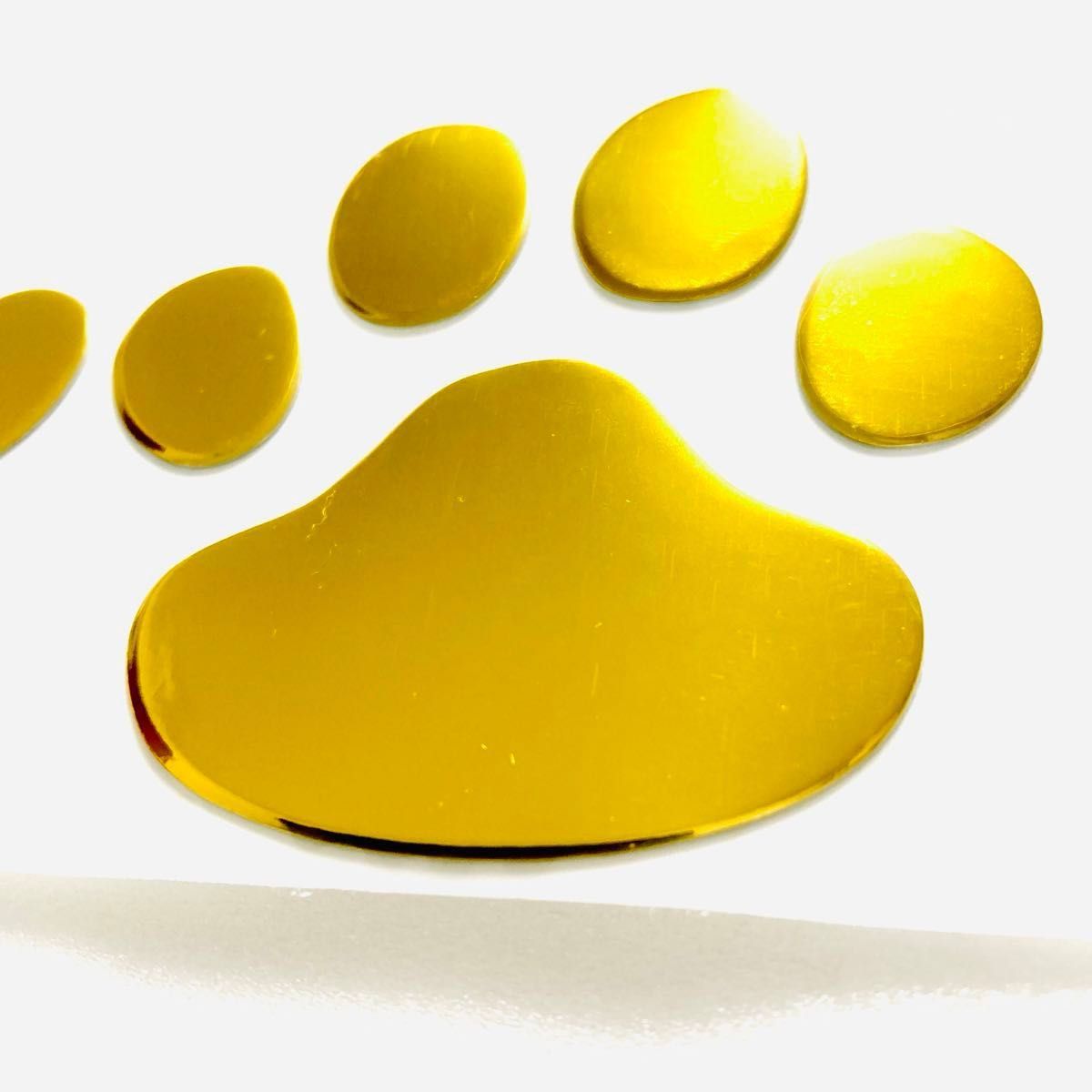金色 肉球でおしゃれなドレスアップ ロゴ マーク エンブレム ステッカー シール フロント リア ボンネット 猫 犬 ペット 足跡