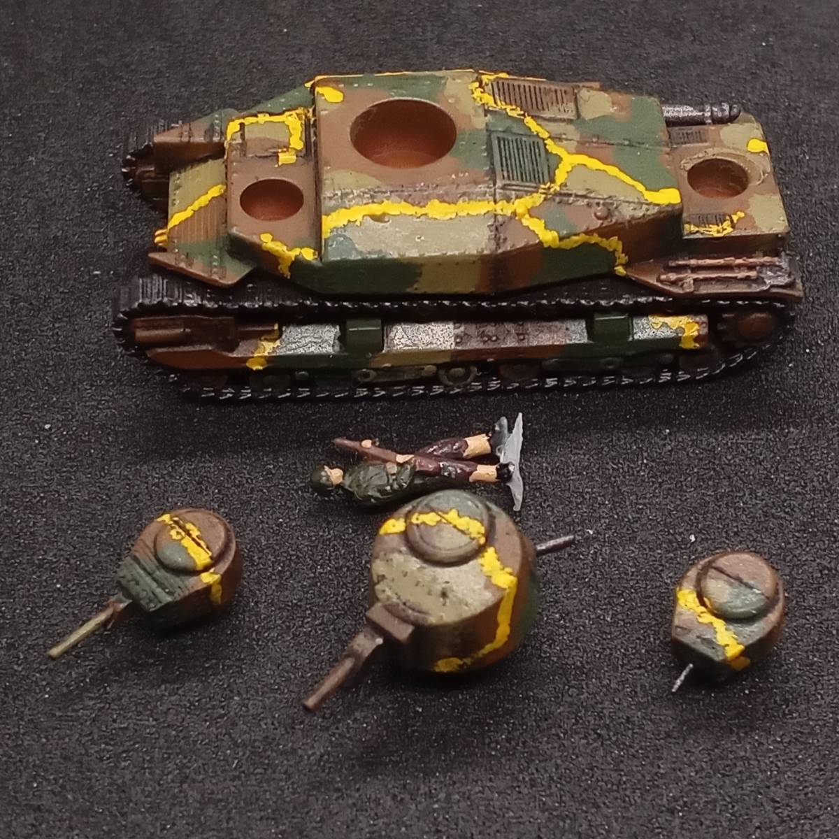 * final product 1/144 9 . type many .. tank,~ japanese many .. tank!~, yellow obi camouflage, Japan,WW2, original work ver