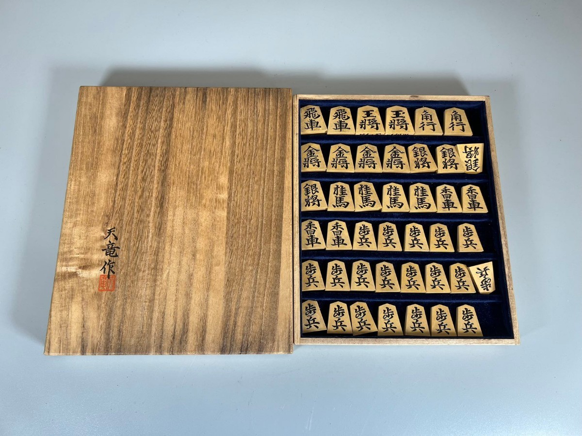 E0570 country . heaven dragon work water less .. boxed shogi piece shogi 42 piece book@ yellow . carving piece 