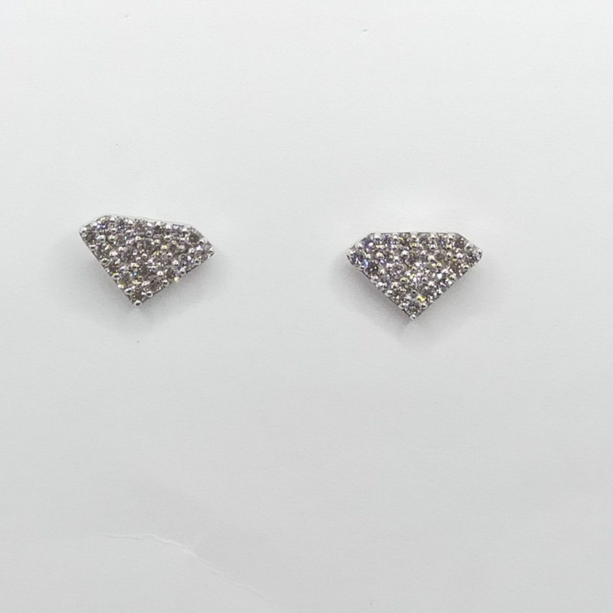 天然ダイヤモンド　diamond ジュエリー　ピアス　ユニセックス　0.30 0.15 カラット　K18 WG ホワイトゴールド
