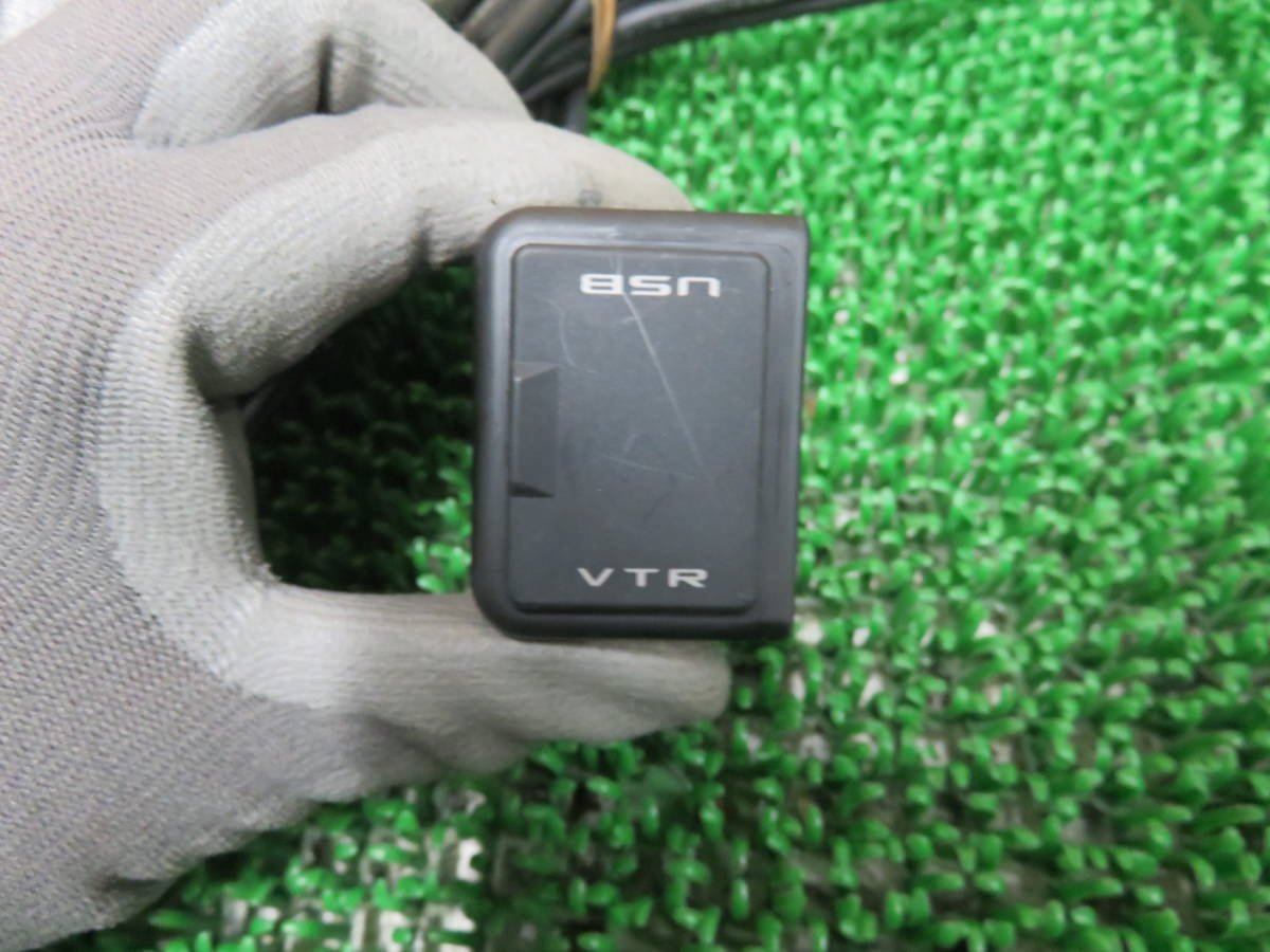 E6383 純正品　正規品　トヨタ純正ナビ用　スマホ iPod対応 USB/VTRアダプター 08541-00520 08541-00530_画像2