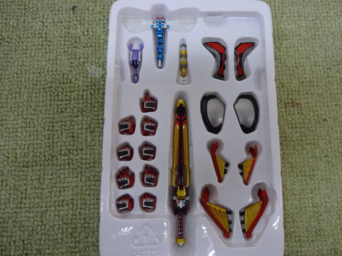 098-N77) 中古品 S.H.Figuarts (真骨彫製法) 仮面ライダーカブト ハイパーフォーム 魂ウェブ商店 バンダイ_画像6