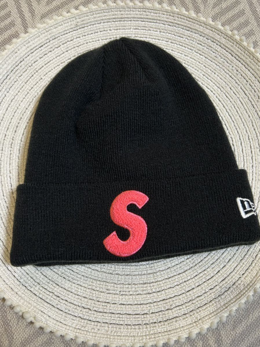 本物美品　Supreme SUPREME×NEW ERA シュプリーム×ニューエラ Sロゴスモールボックスロゴニットビーニーキャップ　ニット帽 黒 男女兼用_画像1