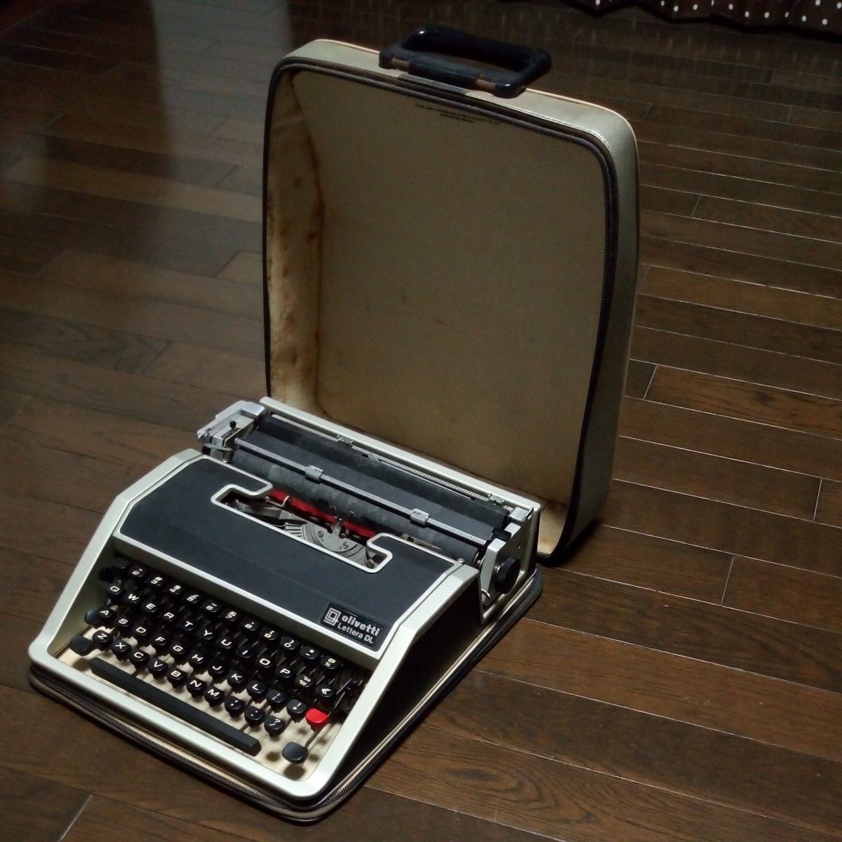 オリベッティ 英文タイプライター olivetti