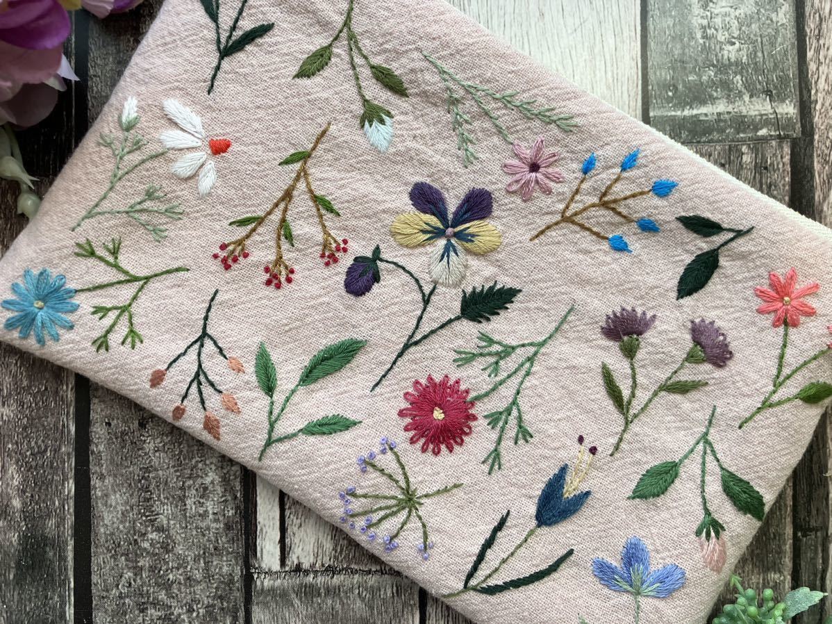 両面刺繍　handmade野花の手刺繍　フラットポーチ(ピンクリネン)母子手帳ケース通帳ケース　ハンドメイド　コットンリネン　プレゼント_画像2