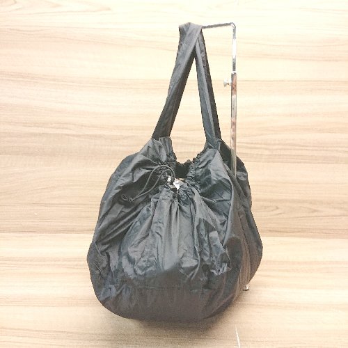 ◇ KiU キウ ナイロン素材 ブランド シンプル 巾着型 シンプル ハンドバッグ ブラック レディース E_画像2