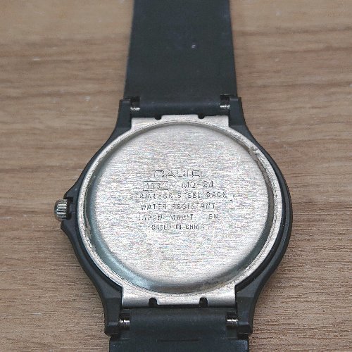 ◇ CASIO カシオ 動作未確認 3針 クォーツ式 ラバーベルト ロゴ 腕時計 ウォッチ ブラック 表記なし レディース E_画像6