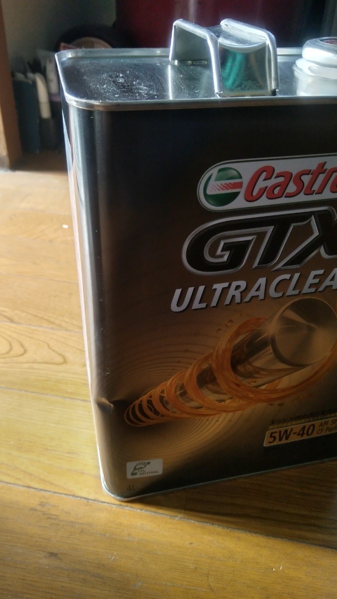 [ヘコミ缶] カストロール エンジンオイル Castrol GTX ULTRACLEAN 部分合成油 SP/CF Performance 5W-40 4L缶 未使用新品_下側のヘコミです。
