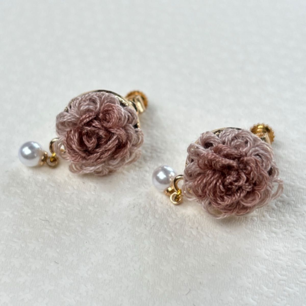 刺繍ブローチとイヤリングのセット　ピンクベージュ系もこもこお花　ハンドメイド　