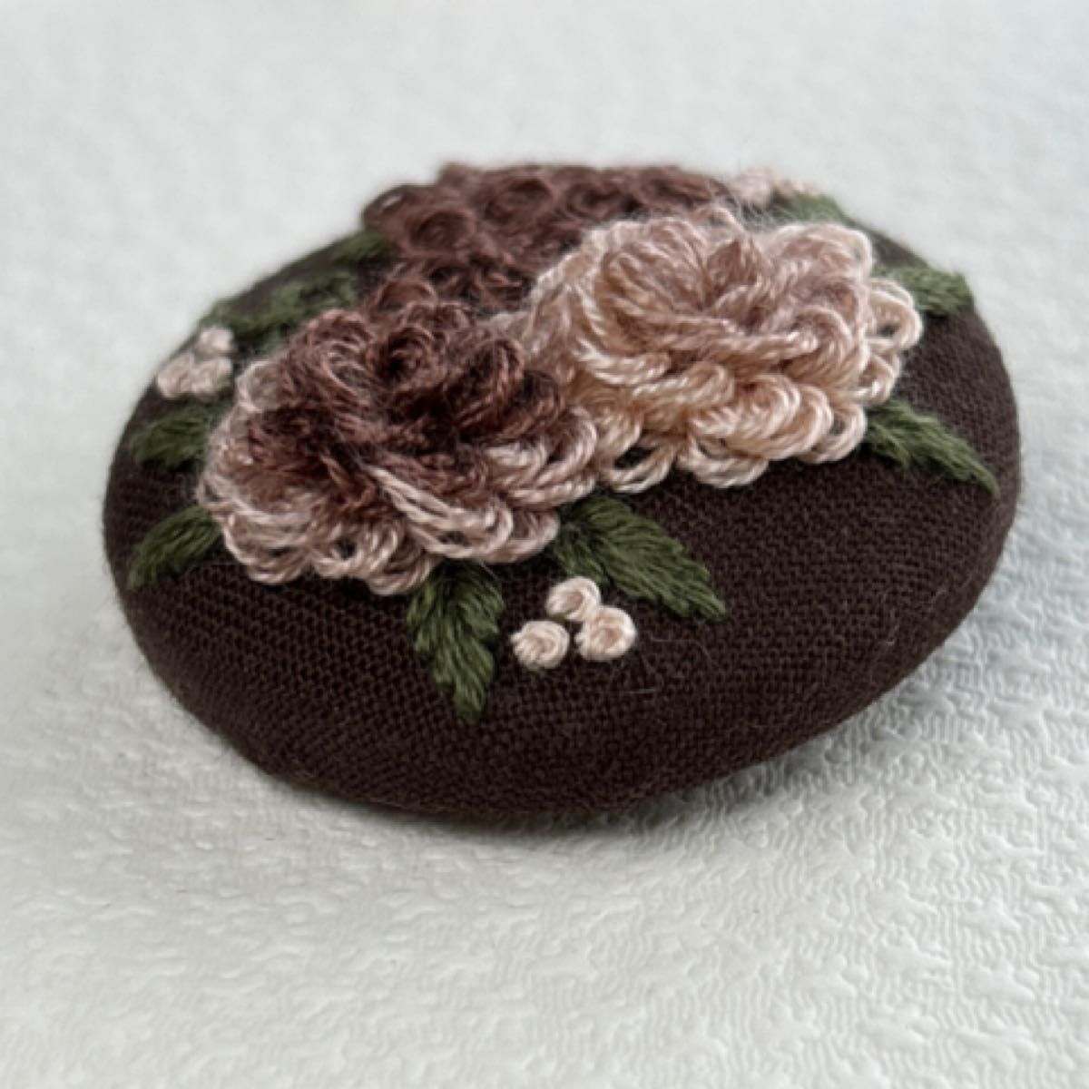 刺繍ブローチ51 茶系もこもこ花 ハンドメイド 刺繍くるみボタン