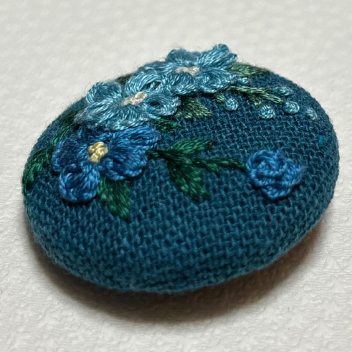 刺繍ブローチ　青色水色系　花　ハンドメイド