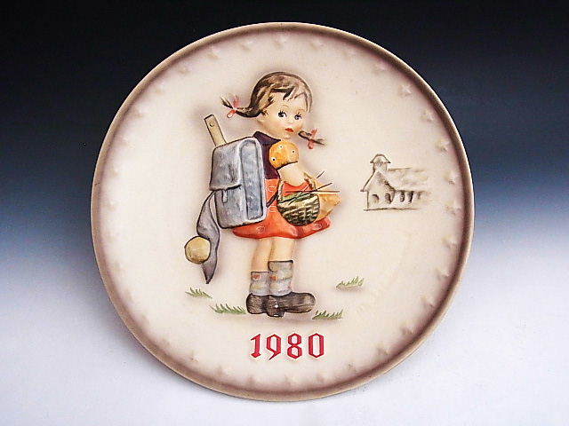 1980年 フンメル ランドセルの少女盛上げ 飾り絵皿 ◆ 西ドイツ ゲーベル_画像1
