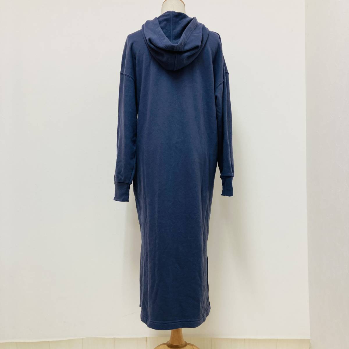 a03673 UNIQLO ユニクロ ワンピース フード 長袖 ロング スリット ポケット スウェット L 青 綿混 万能 上品 ベーシックカジュアルスタイル_画像3