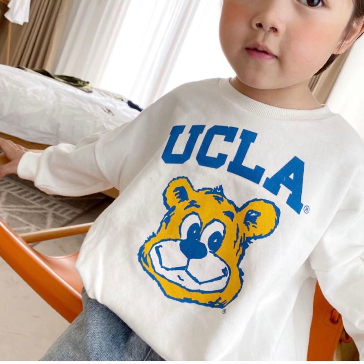 子供服　130 キッズ　ロンT   トップス　長袖　トレーナー　UCLA 白 スウェット